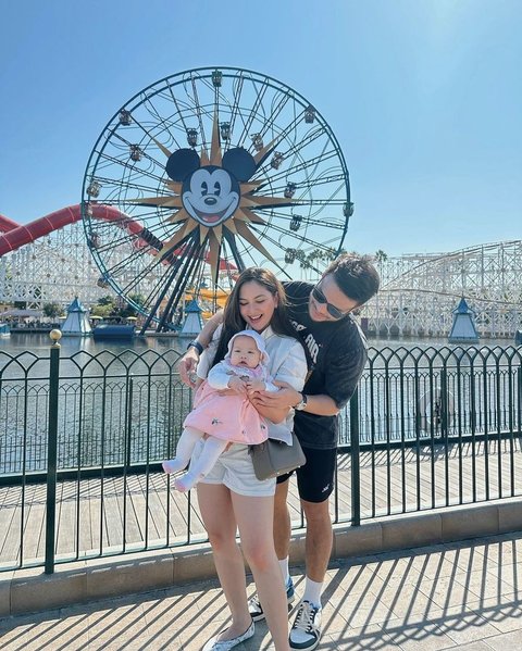 Potret Jessica Mila Ajak Putri Cantiknya ke Disneyland, Penampilannya Super Cute