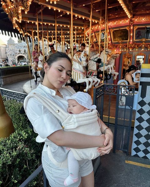 Potret Jessica Mila Ajak Putri Cantiknya ke Disneyland, Penampilannya Super Cute