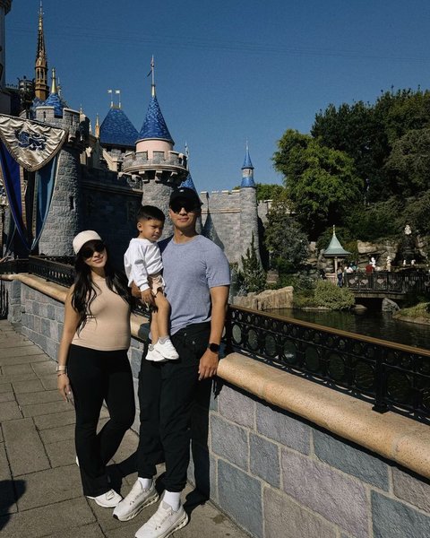 Potret Nikita Willy Liburan ke Disneyland di Amerika Jelang Persalinan, Bumil Penuh Semangat Momong Baby Issa