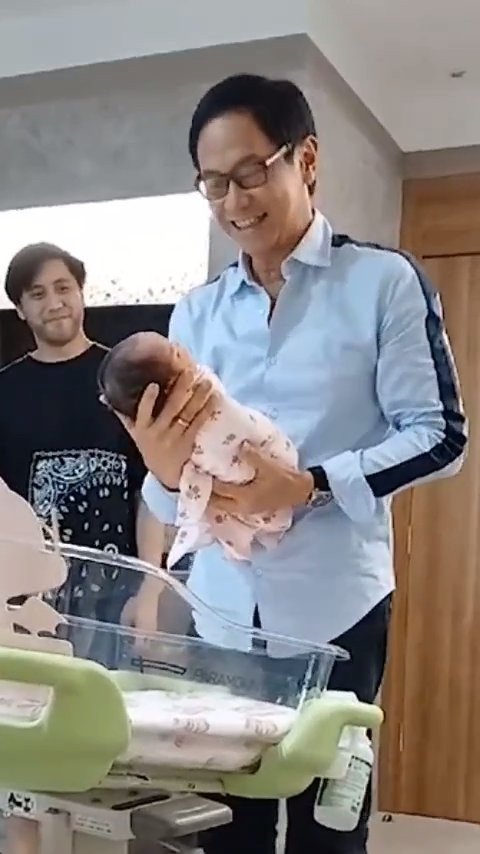 Momen Haru dan Menggemaskan Addie MS Gendong Cucu Pertama, Anak dari Kevin Aprilio dan Vicy Melanie