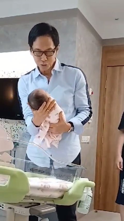 Momen Haru dan Menggemaskan Addie MS Gendong Cucu Pertama, Anak dari Kevin Aprilio dan Vicy Melanie