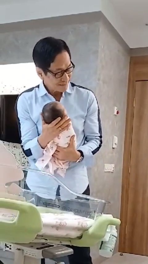 Momen Haru dan Menggemaskan Addie MS Gendong Cucu Pertama, Anak dari Kevin Aprilio dan Vicy Melanie