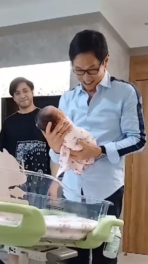 Momen Haru dan Menggemaskan Addie MS Gendong Cucu Pertama, Anak dari Kevin Aprilio dan Vicy Melanie