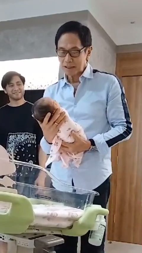 Momen Haru dan Menggemaskan Addie MS Gendong Cucu Pertama, Anak dari Kevin Aprilio dan Vicy Melanie