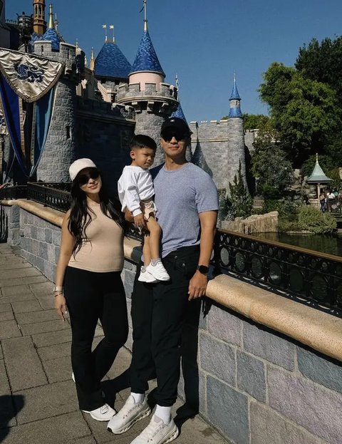 Asik Liburan ke Disneyland, 6 Gaya Casual Nikita Willy Jelang  Melahirkan Anak Kedua di Amerika Serikat