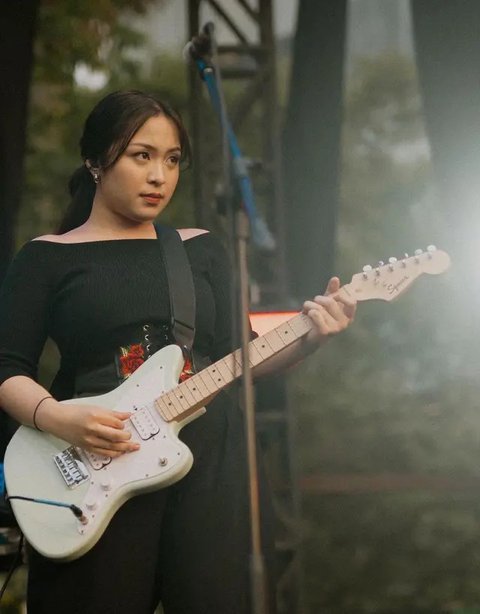 Bernadya Kembali Ajak Penggemar Galau Bareng Lewat Lagu 'Kata Mereka Ini Berlebihan'