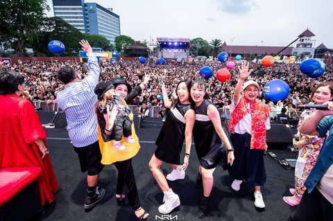 7 Potret Keseruan Leony dan Dea Ananda  di Synchronize Fest, Tampil Pakai Kostum yang Bikin Milenial Ikut Bernostalgia