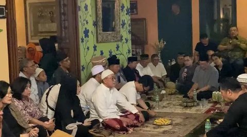 Ikang Fawzi Bersama Keluarganya Adakan Tahlilan Untuk Mengenang Hari Ketujuh Marissa Haque