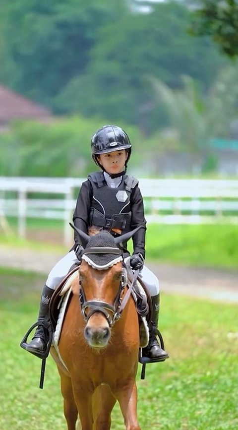 Potret Cantik Raqeema Putri Nabila Syakieb, Perdana Ikut Kompetisi Berkuda - Kecantikannya Curi Perhatian