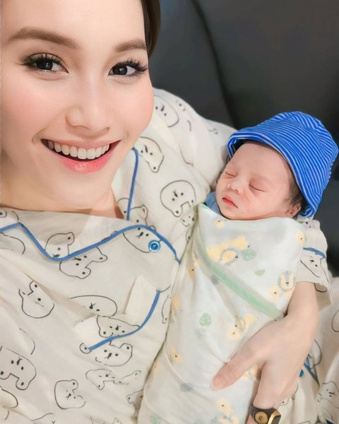 Potret Ayu Ting Ting Kenang Momen Bareng Baby Zoltan di 40 Hari Meninggalnya Sang Keponakan