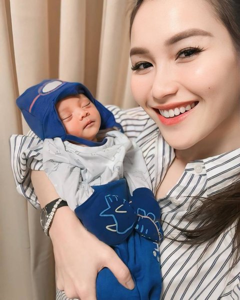 Potret Ayu Ting Ting Kenang Momen Bareng Baby Zoltan di 40 Hari Meninggalnya Sang Keponakan