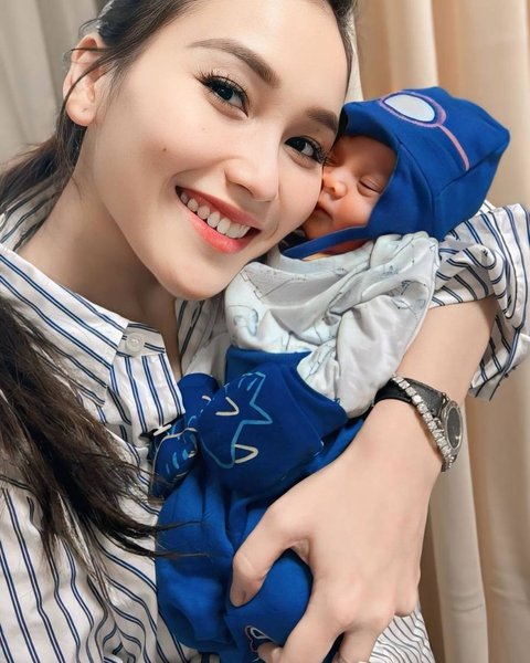 Potret Ayu Ting Ting Kenang Momen Bareng Baby Zoltan di 40 Hari Meninggalnya Sang Keponakan