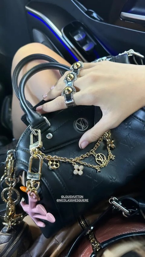 Bukan Lagi Labubu, Harga Gantungan Tas Lisa BLACKPINK di Paris Fashion Week Setara Motor Ninja