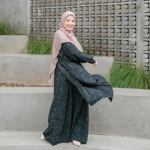 4 Inspirasi Hijab Menutup Dada Ala Natasha Rizky, Tetap Cantik, Elegan dan Stylish