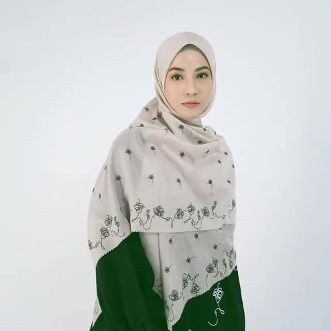 4 Inspirasi Hijab Menutup Dada Ala Natasha Rizky, Tetap Cantik, Elegan dan Stylish