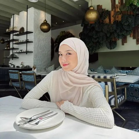 Makin Cantik dan Trendi dengan Tren Pashmina Terbaru Ala Sashfi hingga Larissa Chou