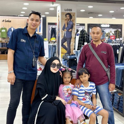 Kisah Wanita Beri Hadiah Kepada Anak dan Ayah Usai Ketahuan Foto di Depan Rumahnya, Sosoknya Bukan Orang Sembarangan