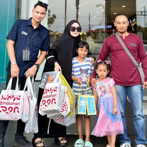 Kisah Wanita Beri Hadiah Kepada Anak dan Ayah Usai Ketahuan Foto di Depan Rumahnya, Sosoknya Bukan Orang Sembarangan