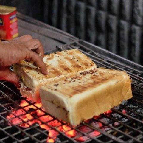 Beneran Dibakar Tak Dipanggang, Kedai Roti Bakar 'Nyempil' di Bandung Ini Legendaris Sejak 1969