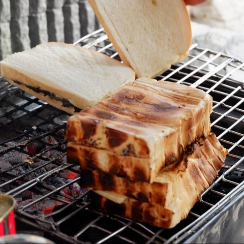 Beneran Dibakar Tak Dipanggang, Kedai Roti Bakar 'Nyempil' di Bandung Ini Legendaris Sejak 1969