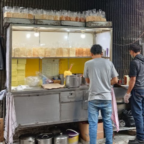 Beneran Dibakar Tak Dipanggang, Kedai Roti Bakar 'Nyempil' di Bandung Ini Legendaris Sejak 1969