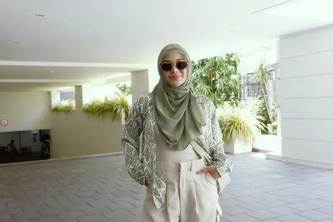 6 Gaya Hijab Terbaru Aurel Hermansyah yang Menuai Kritikan Karena Terlihat Menerawang