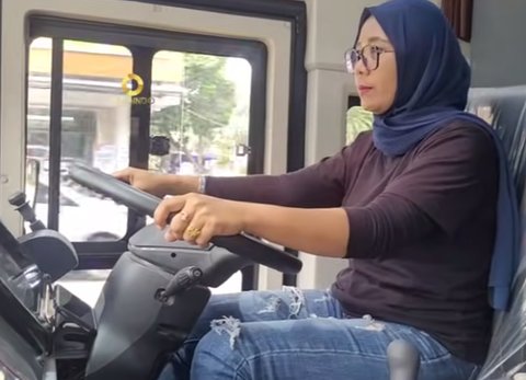 Gesit dan Lincah, Potret Sopir Bos Cantik Lintas Sumatera Taklukan Jalanan Terjal