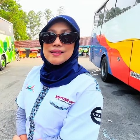 Wanita Tangguh dan Cantik Jadi Sopir Bus PO Epa Star Tronton, Sang Anak Kuliah S2 di Italia