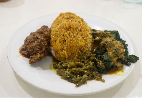 Berapa Kalori dan Nutrisi dari Nasi Padang Lauk Rendang? Kalori yang Perlu Diwaspadai dalam Setiap Suapan