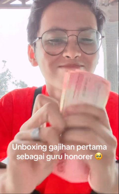 Tetap Tersenyum, Momen Pria Perlihatkan Gaji Pertama Jadi Guru Honorer Ini Curi Perhatian