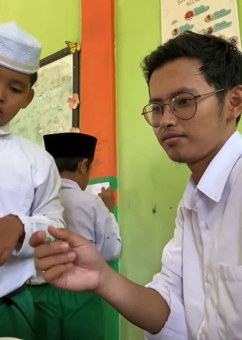 Tetap Tersenyum, Momen Pria Perlihatkan Gaji Pertama Jadi Guru Honorer Ini Curi Perhatian