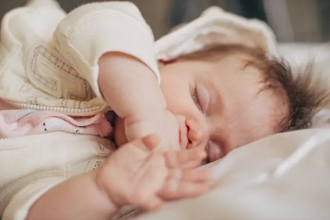 4 Penyebab Bayi Gampang Kaget saat Tidur dan Cara Efektif Mengatasinya