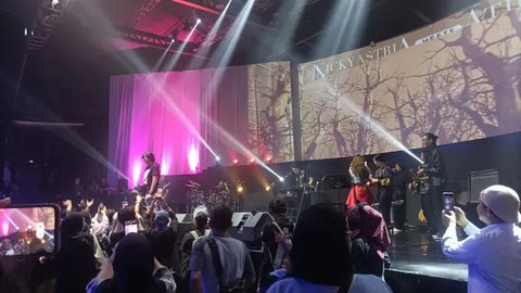 Tampil di Konser Nicky Astria dan Atiek CB, Ikang Fawzi Nyanyikan Lagu Spesial untuk Mendiang Marissa Haque