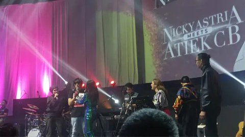 Tampil di Konser Nicky Astria dan Atiek CB, Ikang Fawzi Nyanyikan Lagu Spesial untuk Mendiang Marissa Haque