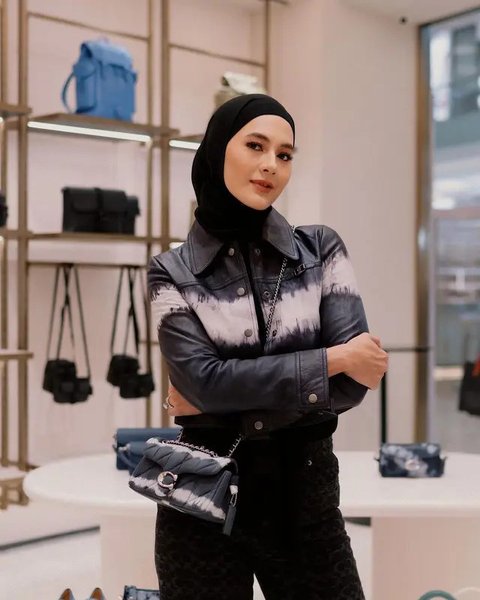 Munculkan Aura Model, ini 7 Gaya Kece Hijab Pashmina Paula Verhoeven