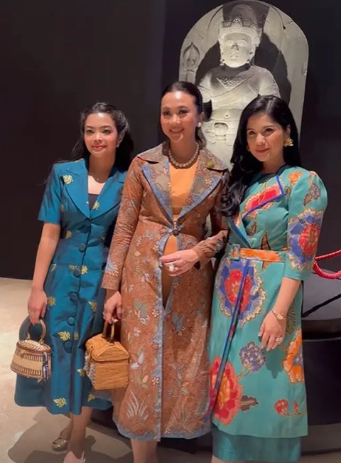 Potret Keakraban Annisa Pohan & Ayu Heni Rosan di Museum Nasional Indonesia, Tampil Cantik dan Menawan