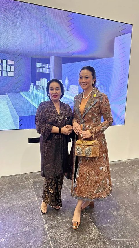 Potret Keakraban Annisa Pohan & Ayu Heni Rosan di Museum Nasional Indonesia, Tampil Cantik dan Menawan