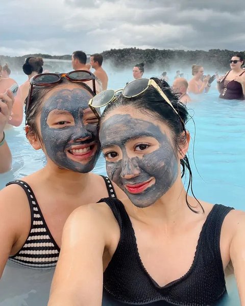 Liburan di Iceland, Potret Febby Rastanty Cantik Natural saat Berendam di Kolam Air Panas - Maskeran Lumpur