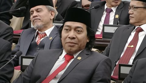 Komeng Bikin Ruang Sidang DPD 'Pecah' Guyon Ngaku Diperebutkan Senator Cantik Jihan Fahira