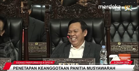 Komeng Bikin Ruang Sidang DPD 'Pecah' Guyon Ngaku Diperebutkan Senator Cantik Jihan Fahira