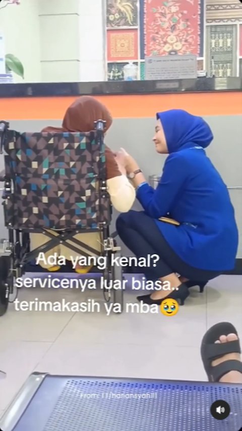 Sudah Cantik Adabnya Luar Biasa Pula, Sosok Teller Bank Layani Lansia Penuh Sopan Hingga Jongkok ini Jadi Sorotan