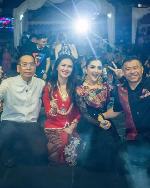 6 Potret Anang-Ashanty Bersama Benny Laos Cagub Maluku Utara, Ada Momen Liburan Bareng ke Pantai