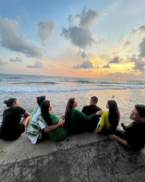 6 Potret Anang-Ashanty Bersama Benny Laos Cagub Maluku Utara, Ada Momen Liburan Bareng ke Pantai