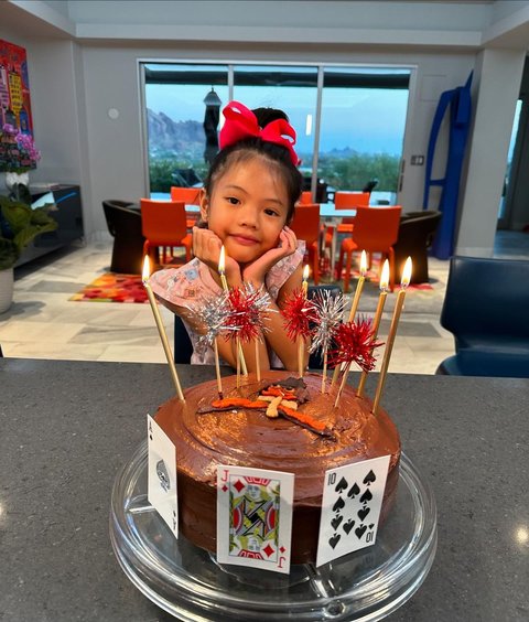 Keren! Anak Farah Quinn Bikin Sendiri Kue Ulang Tahunnya, Foto Bareng Ayah Sambung Ikut Jadi Sorotan