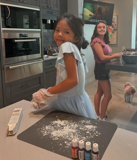 Keren! Anak Farah Quinn Bikin Sendiri Kue Ulang Tahunnya, Foto Bareng Ayah Sambung Ikut Jadi Sorotan