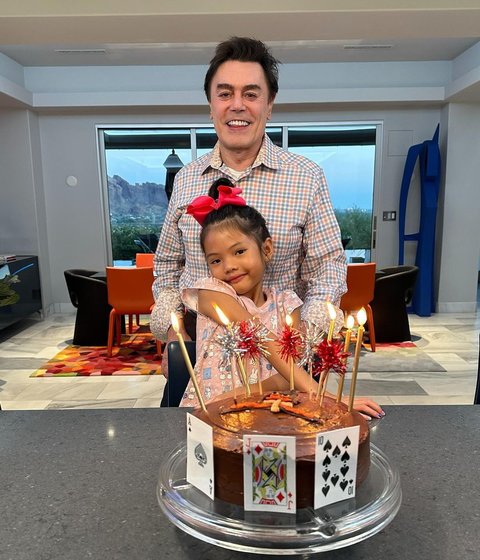 Keren! Anak Farah Quinn Bikin Sendiri Kue Ulang Tahunnya, Foto Bareng Ayah Sambung Ikut Jadi Sorotan