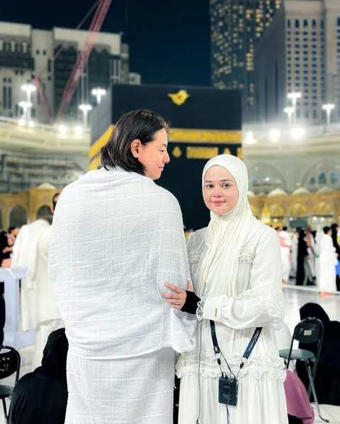 6 Momen Roger Danuarta dan Cut Meyriska saat Umrah Bersama 2 Anaknya, Berdoa sampai Nangis di Depan Ka'bah