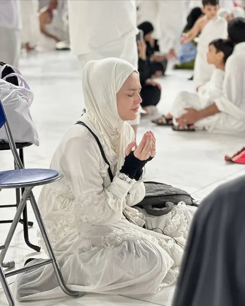 6 Momen Roger Danuarta dan Cut Meyriska saat Umrah Bersama 2 Anaknya, Berdoa sampai Nangis di Depan Ka'bah