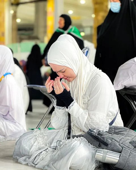 6 Momen Roger Danuarta dan Cut Meyriska saat Umrah Bersama 2 Anaknya, Berdoa sampai Nangis di Depan Ka'bah