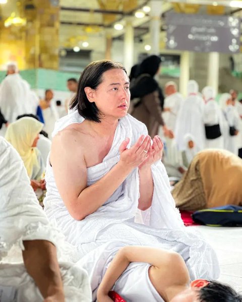 6 Momen Roger Danuarta dan Cut Meyriska saat Umrah Bersama 2 Anaknya, Berdoa sampai Nangis di Depan Ka'bah